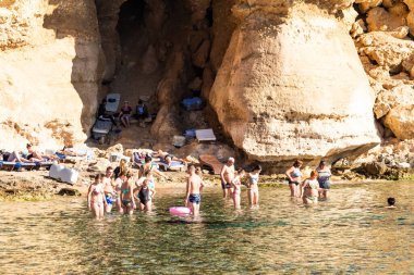 Sharm El Sheikh, Mısır - 1 Şubat 2020: Deniz kenarında yoğun bir yaz tatili. Güneşli bir günde insanlar denizde ve sahilde, güneşleniyorlar, yüzüyorlar.