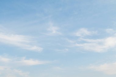 Açık güneşli bir günde mavi gökyüzüne karşı sirus bulutları.