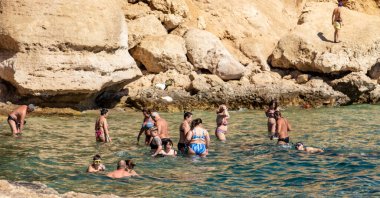 Sharm El Sheikh, Mısır - 1 Şubat 2020: Deniz kenarında yoğun bir yaz tatili. Güneşli bir günde insanlar denizde ve sahilde, güneşleniyorlar, yüzüyorlar.