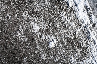Kışın kardaki eski asfaltın arka planı, yol dokusu.