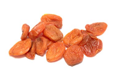 Beyaz arka planda izole edilmiş kurumuş kayısılar..