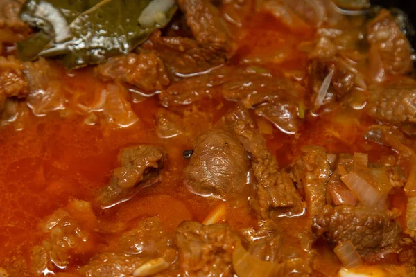 Kött Gulasch Med Tomat Buljong Som Bakgrund — Stockfoto