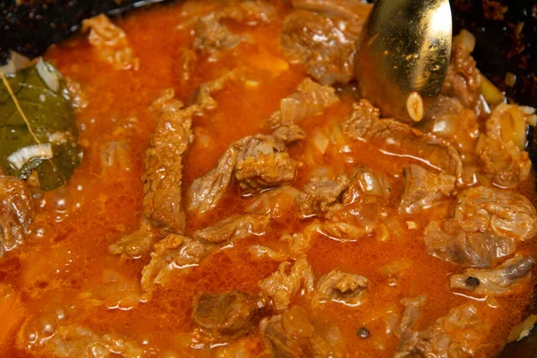 Vleesgoulash Met Tomatenbouillon Als Achtergrond — Stockfoto