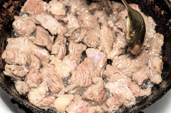 Carne Viene Fritta Padella Mescolata Con Cucchiaio — Foto Stock