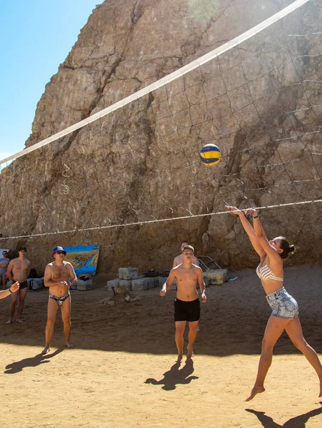 エジプト シェイクを傷つける 2020年2月4日 人々はボールで海でビーチでバレーボールをします 海による大規模な夏休み 晴れた日 — ストック写真