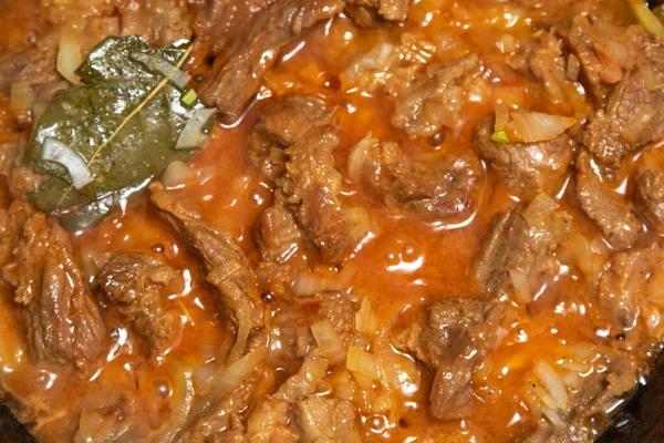 Vleesgoulash Met Tomatenbouillon Als Achtergrond — Stockfoto