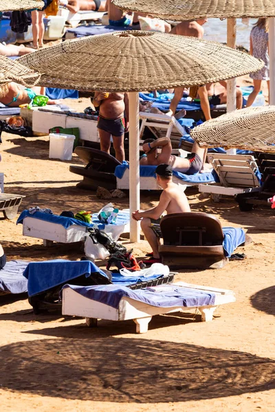 エジプト シェイクを傷つける 2020年2月1日 傘でビーチラウンジャー 人々はリラックス 海による大規模な夏休み 晴れた日 日光浴 — ストック写真