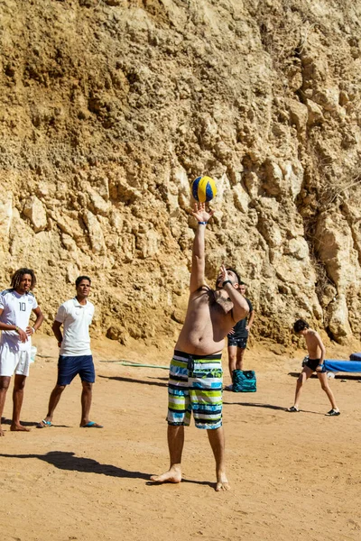 埃及沙姆沙伊赫 2020年2月4日 人们在海边用球打排球 在海边度过了一个庞大的暑假 阳光灿烂 — 图库照片