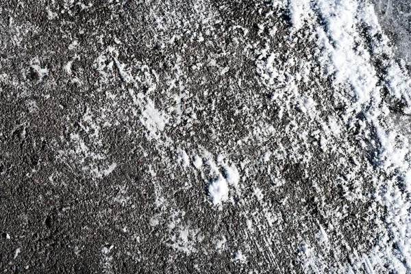 Kışın kardaki eski asfaltın arka planı, yol dokusu.