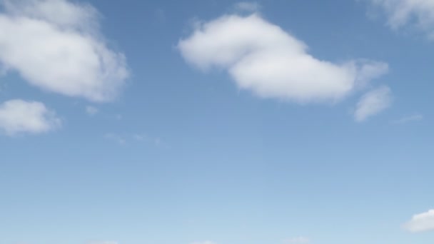 images de nuages blancs se déplaçant à travers le ciel bleu 