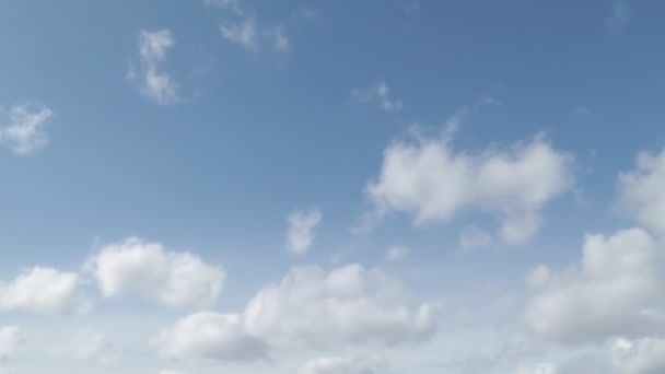 Materiał Filmowy Białych Chmur Poruszających Się Błękitnym Niebie — Wideo stockowe