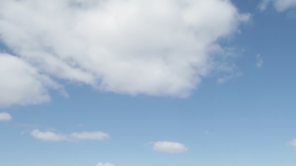 ภาพของเมฆส ขาวเคล อนผ านท องฟ — วีดีโอสต็อก