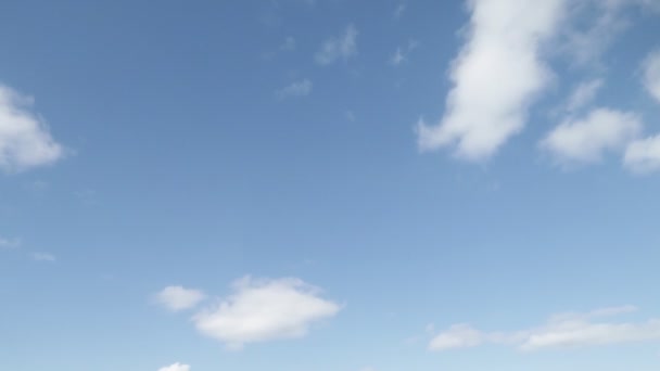 Beeldmateriaal Van Witte Wolken Die Door Blauwe Lucht Bewegen — Stockvideo