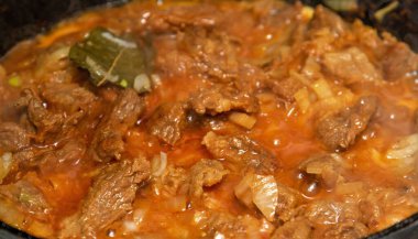 Arka plan olarak domates suyuna bulanmış et kebabı. .