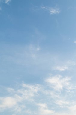 Açık güneşli bir günde mavi gökyüzüne karşı sirus bulutları.