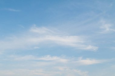 Açık güneşli bir günde mavi gökyüzüne karşı sirus bulutları.