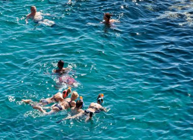 Sharm El Sheikh, Mısır - 1 Şubat 2020: Deniz kenarında yoğun bir yaz tatili. Güneşli bir günde insanlar denizde ve sahilde, güneşleniyorlar, yüzüyorlar.