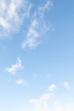 Beyaz bulutlu mavi gökyüzü arkaplanı.