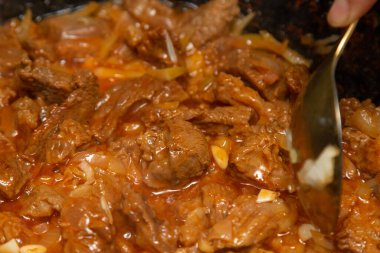 Arka plan olarak domates suyuna bulanmış et kebabı. .