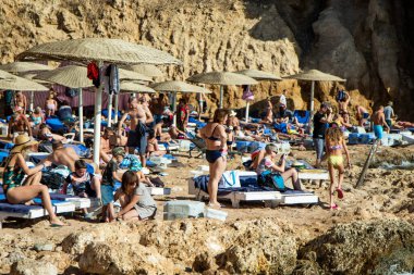 Sharm El Sheikh, Mısır - 1 Şubat 2020. Deniz kenarındaki plaj salonları, şemsiyeler, insanlar dinleniyor. Deniz kenarında yoğun bir yaz tatili. Güneşli bir gün, güneş banyosu, yüzme.