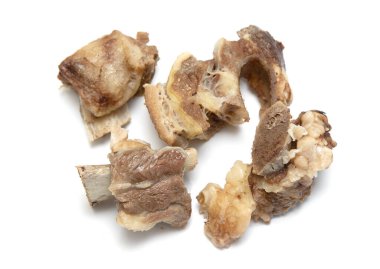 Beyaz arka planda pişmiş biftek kaburgaları..