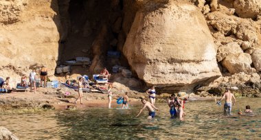 Sharm El Sheikh, Mısır - 1 Şubat 2020: Deniz kenarında yoğun bir yaz tatili. Güneşli bir günde insanlar denizde ve sahilde, güneşleniyorlar, yüzüyorlar.