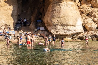 Sharm El Sheikh, Mısır - 1 Şubat 2020: Deniz kenarında yoğun bir yaz tatili. Güneşli bir günde insanlar denizde ve sahilde, güneşleniyorlar, yüzüyorlar.