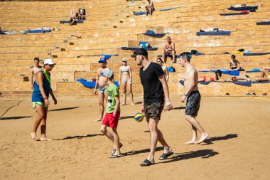 Sharm El Sheikh, Mısır - 5 Şubat 2020: Kızlar ve kadınlar, erkekler deniz kıyısında, sıcak güneşli bir gün. Deniz kenarında yoğun bir yaz tatili..