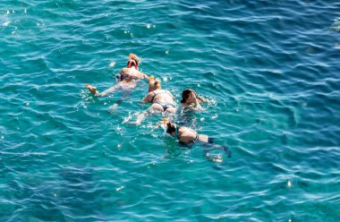 Sharm El Sheikh, Mısır - 1 Şubat 2020: Deniz kenarında yoğun bir yaz tatili. Güneşli bir günde insanlar denizde ve sahilde, güneşleniyorlar, yüzüyorlar.