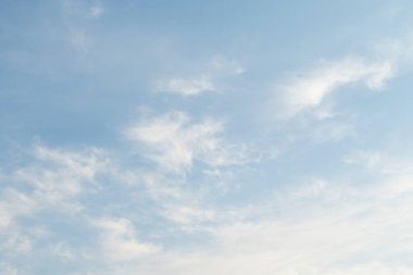 Açık güneşli bir günde mavi gökyüzüne karşı sirus bulutları.