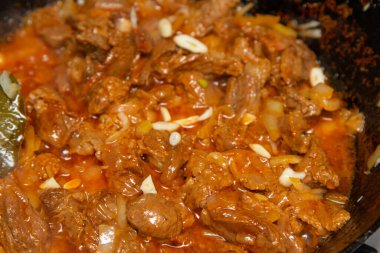 Arka plan olarak domates suyuna bulanmış et kebabı. .