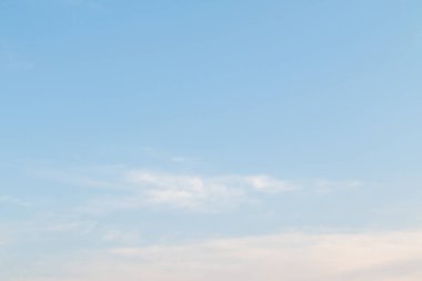 Açık güneşli bir günde mavi gökyüzüne karşı sirus bulutları.