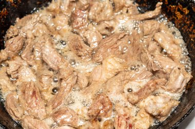 Et tavada kızartılmış ve kaşıkla karıştırılmış..