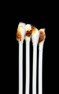 Kulak çubukları siyah arka planda kirlidir..