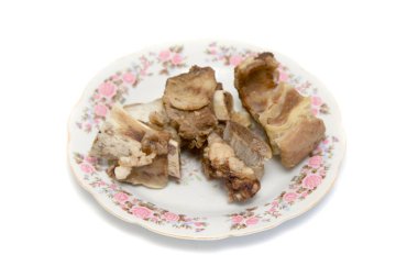 Beyaz arka planda pişmiş biftek kaburgaları..