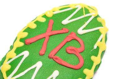 Paskalya pastalarının üzerinde XB-Christ harfleri yükseliyor, beyaz arkaplan.