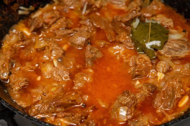 Arka plan olarak domates suyuna bulanmış et kebabı. .