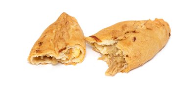 Beyaz arka planda izole edilmiş dolgulu fırında turtalar..