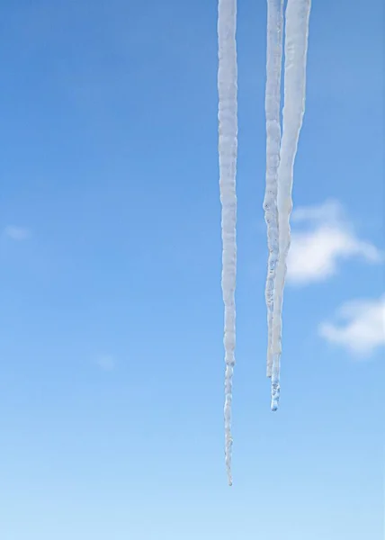 Інікули Льоду Тлі Блакитного Неба Хмарами — стокове фото