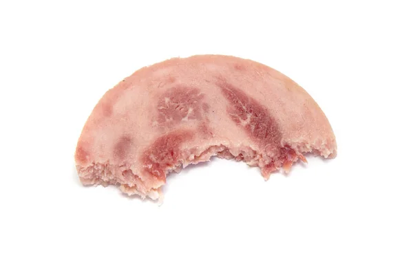 白い隔離された背景のスモークソーセージ 肉料理の概念 — ストック写真