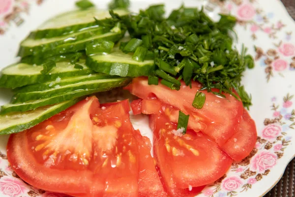 Gurken Und Tomatensalat Auf Einem Teller — Stockfoto