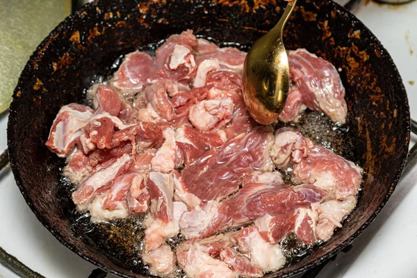 Carne Frita Uma Panela Misturada Com Uma Colher — Fotografia de Stock