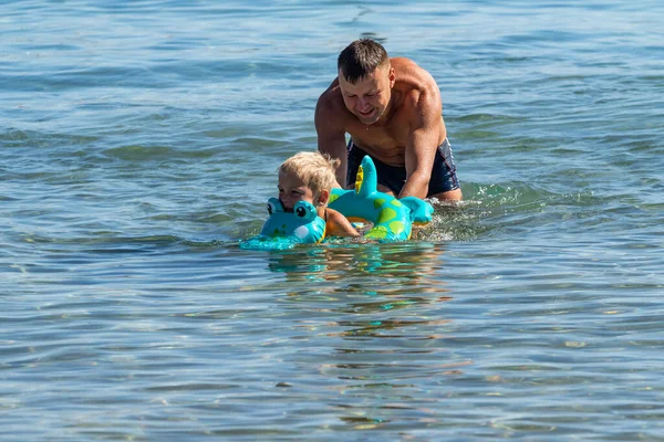 エジプトのエルシェイクを傷つける 2020年2月1日 海による大規模な夏休み 海とビーチで晴れた日の人々 日光浴 — ストック写真