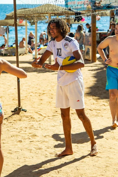 Sharm Sheikh Єгипет Лютого 2020 Люди Грають Волейбол Пляжі Біля — стокове фото