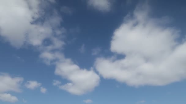 Imagens Nuvens Brancas Movendo Através Céu Azul — Vídeo de Stock
