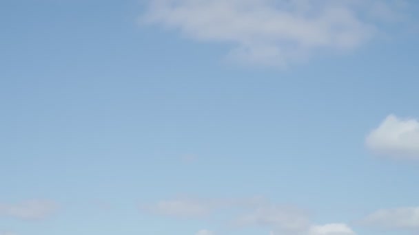 images de nuages blancs se déplaçant à travers le ciel bleu 