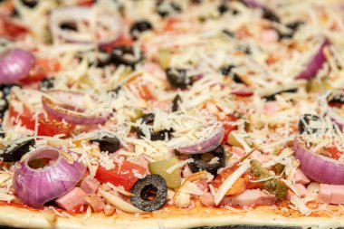 Pizza manzaralı, domates sosisli, peynirli domates zeytinli..