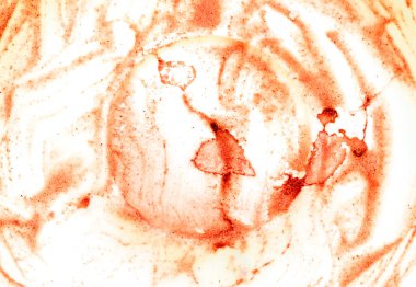 Kırmızı lekeli beyaz arka planda bir plaka..