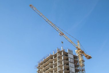 Tek katlı, çok katlı bir bina, beton duvarlar, doğa..