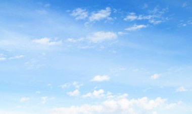 Beyaz bulutlu mavi gökyüzü, güneşli bir gün..